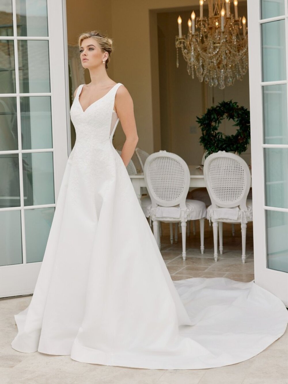 New Sleeveless Off White Bridal Ball Gown w/ Floral Motif V-Neckline NX JW1049